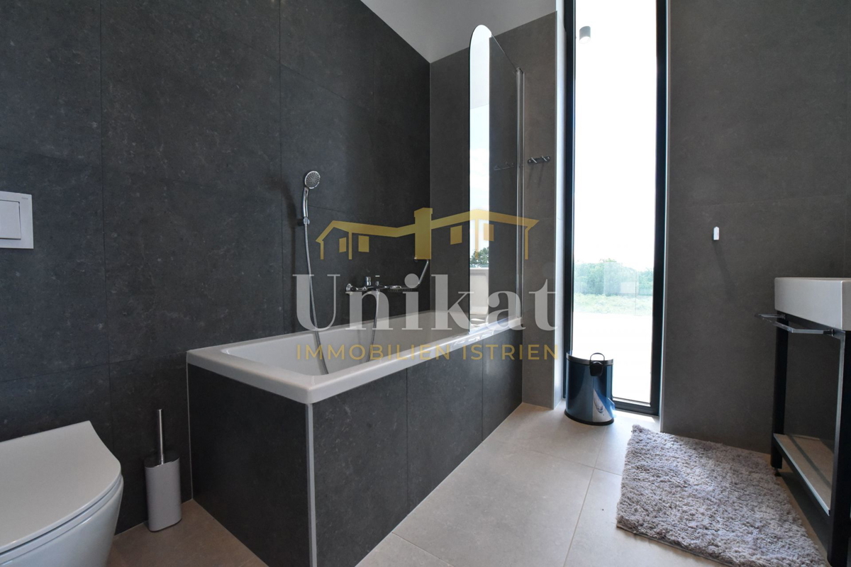 Villa moderna circondata dal verde con vista sul mare